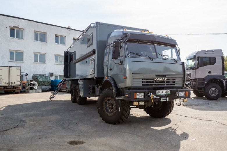 Старый 36-летний КамАЗ-43101 превратили в крутой автодом &mdash; в нем есть даже хамам и посудомоечная машина