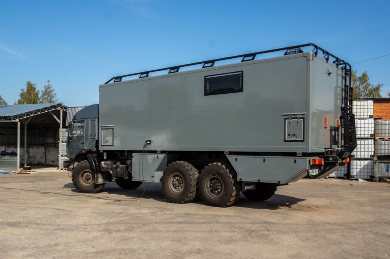 Старый 36-летний КамАЗ-43101 превратили в крутой автодом &mdash; в нем есть даже хамам и посудомоечная машина