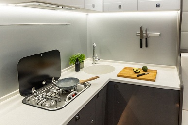 Старый 36-летний КамАЗ-43101 превратили в крутой автодом &mdash; в нем есть даже хамам и посудомоечная машина