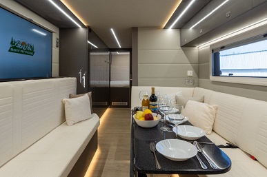 Старый 36-летний КамАЗ-43101 превратили в крутой автодом &mdash; в нем есть даже хамам и посудомоечная машина