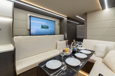 Старый 36-летний КамАЗ-43101 превратили в крутой автодом &mdash; в нем есть даже хамам и посудомоечная машина