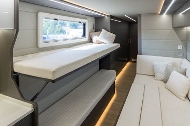 Старый 36-летний КамАЗ-43101 превратили в крутой автодом &mdash; в нем есть даже хамам и посудомоечная машина