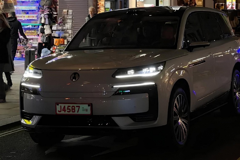 Li Auto L9 и Aito M9, в сторону. Большой премиальный кроссовер BYD Denza N9 показали вживую - 3 Li Auto L9 и Aito M9, в сторону. Большой премиальный кроссовер BYD Denza N9 показали вживую