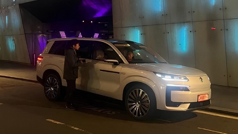 Li Auto L9 и Aito M9, в сторону. Большой премиальный кроссовер BYD Denza N9 показали вживую - 4 Li Auto L9 и Aito M9, в сторону. Большой премиальный кроссовер BYD Denza N9 показали вживую