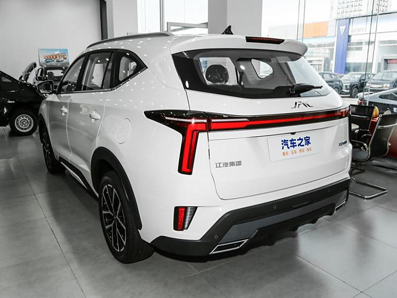 Замена Hyundai Santa Fe и Kia Sorento, послужившая основой для &laquo;Москвича 8&raquo;, за $15 500. Новый кроссовер JAC X8 E Home поступил в китайские салоны