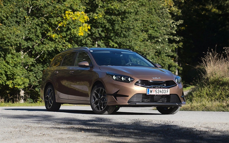 В Россию приехал рестайлинговый «люксовый» Kia Ceed с мотором 1,6 и «автоматом» — сейчас он в два раза дороже, чем до санкций - 1 В Россию приехал рестайлинговый «люксовый» Kia Ceed с мотором 1,6 и «автоматом» — сейчас он в два раза дороже, чем до санкций