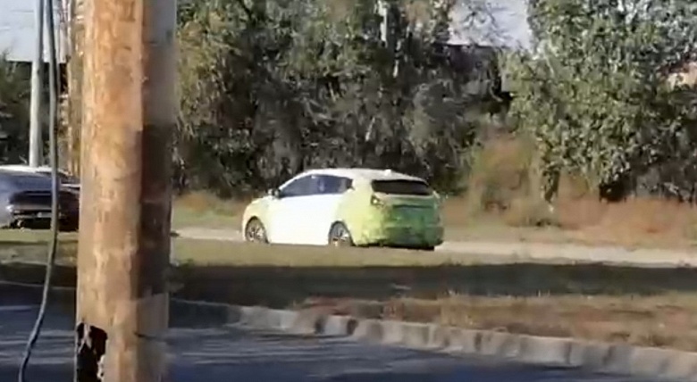 Lada Iskra SW Cross почти без камуфляжа заметили на улицах Тольятти - 1 Lada Iskra SW Cross почти без камуфляжа заметили на улицах Тольятти