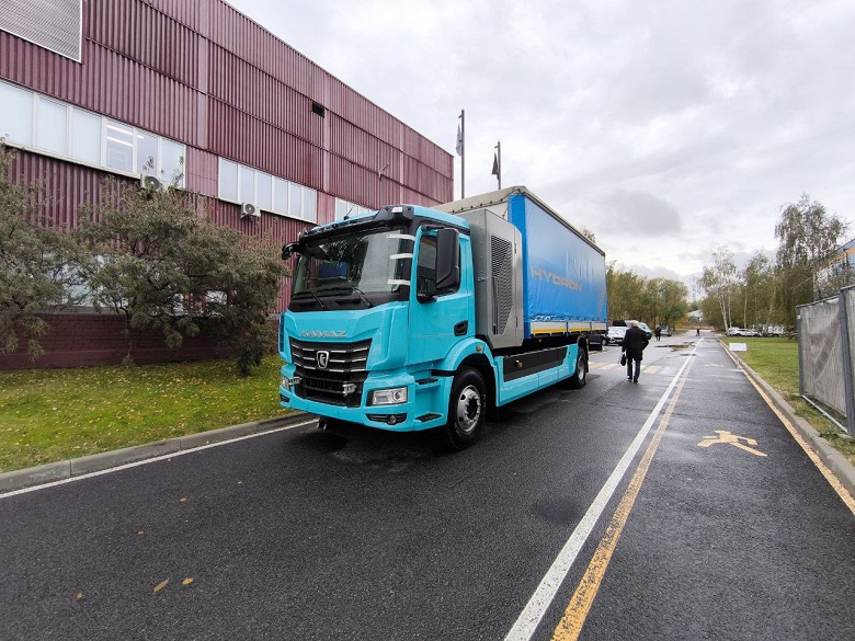КамАЗ показал прототип водородного грузовика. В основе силовой установки &mdash; канадский топливный генератор, баллоны тоже импортные