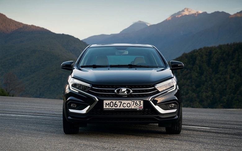 Новые амортизаторы, усиленные пороги, улучшенная шумоизоляция, дополнительные усилители в дверях. &laquo;За рулем&raquo; перечислил отличия Lada Aura от Lada Vesta