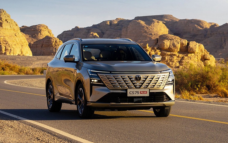 Новейший &laquo;космический&raquo; Changan CS75 Plus &mdash; хит: Changan анонсировала выплаты за каждый день просрочки поставки кроссовера и обещает бонусы, в числе которых пожизненное бесплатное обслуживание