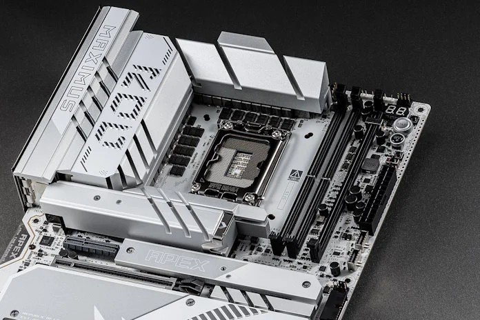 Core Ultra 9 285K может и провалился в ряде тестов, но несколько новых мировых рекордов он установил. Достаточно было разогнать до 7,5 ГГц - 2 Core Ultra 9 285K может и провалился в ряде тестов, но несколько новых мировых рекордов он установил. Достаточно было разогнать до 7,5 ГГц