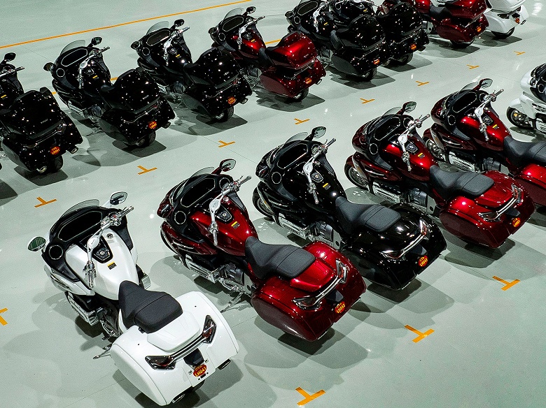 Это первый в мире мотоцикл с горизонтально-оппозитным 8-цилиндровым мотором. Стартовали продажи Great Wall Souo &mdash; конкурент Honda Gold Wing оценен в 30 тысяч долларов