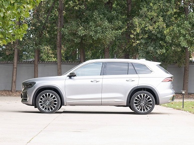 Стартовали продажи Geely Monjaro 2025. Новый дизайн салона, четвертый экран с диагональю 25 дюймов и 8-ступенчатый &laquo;автомат&raquo; &mdash; за 22 тыс. долларов