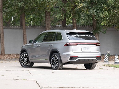 Стартовали продажи Geely Monjaro 2025. Новый дизайн салона, четвертый экран с диагональю 25 дюймов и 8-ступенчатый &laquo;автомат&raquo; &mdash; за 22 тыс. долларов