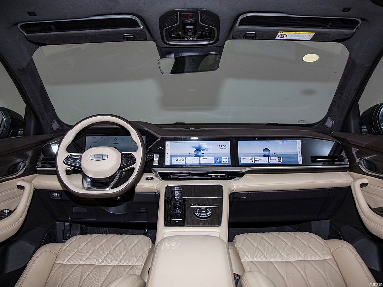 Стартовали продажи Geely Monjaro 2025. Новый дизайн салона, четвертый экран с диагональю 25 дюймов и 8-ступенчатый &laquo;автомат&raquo; &mdash; за 22 тыс. долларов