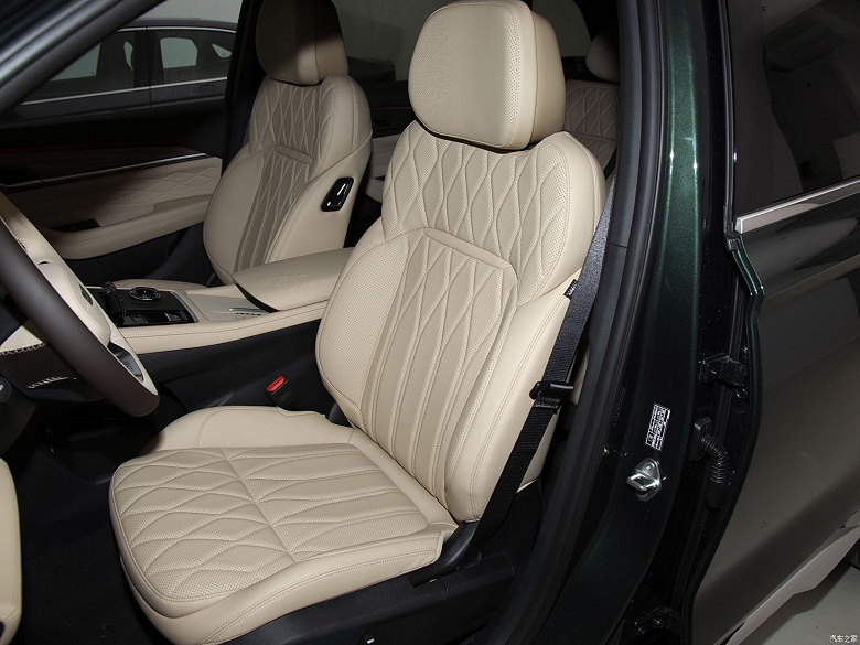 Стартовали продажи Geely Monjaro 2025. Новый дизайн салона, четвертый экран с диагональю 25 дюймов и 8-ступенчатый &laquo;автомат&raquo; &mdash; за 22 тыс. долларов