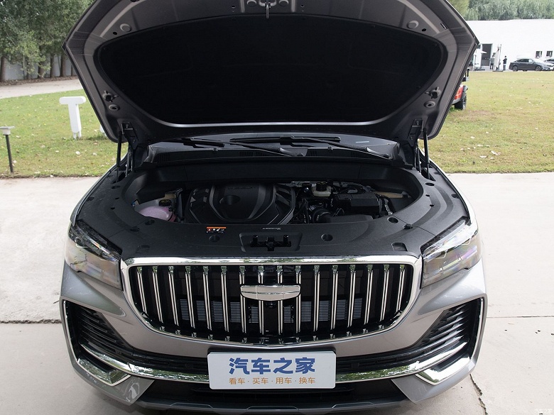 Стартовали продажи Geely Monjaro 2025. Новый дизайн салона, четвертый экран с диагональю 25 дюймов и 8-ступенчатый &laquo;автомат&raquo; &mdash; за 22 тыс. долларов