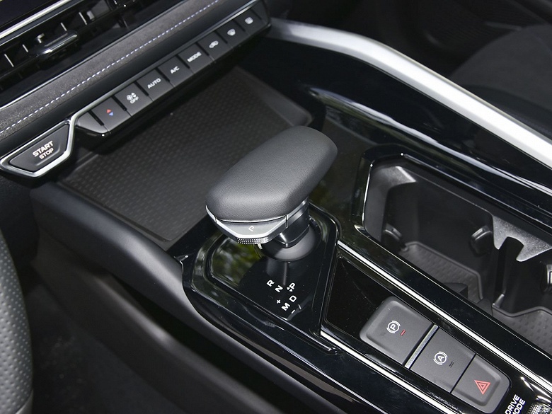 Заменитель Toyota Camry от Geely стал еще лучше. Представлен Geely Preface 2025 — с японским 8-ступенчатым «автоматом» Aisin, мощным мотором от Geely Monjaro и новым салоном - 6 Заменитель Toyota Camry от Geely стал еще лучше. Представлен Geely Preface 2025 — с японским 8-ступенчатым «автоматом» Aisin, мощным мотором от Geely Monjaro и новым салоном