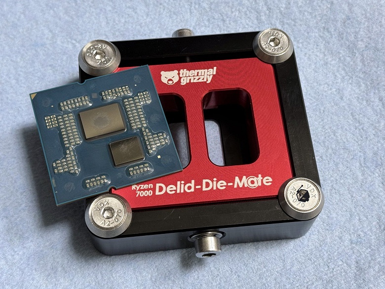 &laquo;Голый&raquo; игровой король. Процессор Ryzen 7 9800X3D сфотографировали без крышки, и на фото не видно микросхемы 3D V-Cache