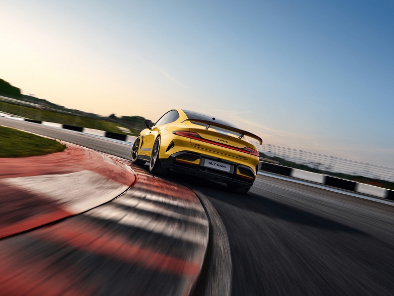 В 1,5 раза мощнее самого крутого Porsche Taycan Turbo GT и в 2,5 раза дешевле. Представлена серийная версия Xiaomi SU7 Ultra мощностью 1526 л.с. - 2 В 1,5 раза мощнее самого крутого Porsche Taycan Turbo GT и в 2,5 раза дешевле. Представлена серийная версия Xiaomi SU7 Ultra мощностью 1526 л.с.