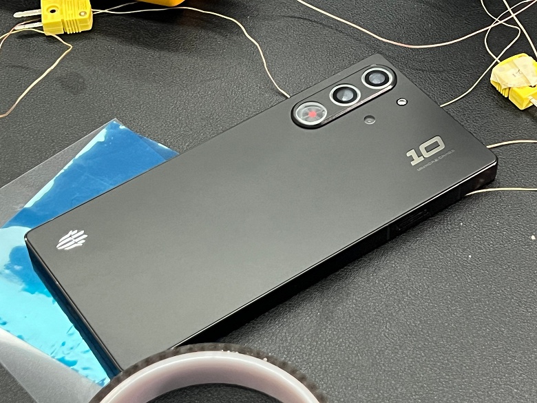 24 ГБ ОЗУ, 7000 мА&bull;ч, 100 Вт и Snapdragon 8 Elite. Топовый Red Magic 10 Ultra показали вживую перед анонсом