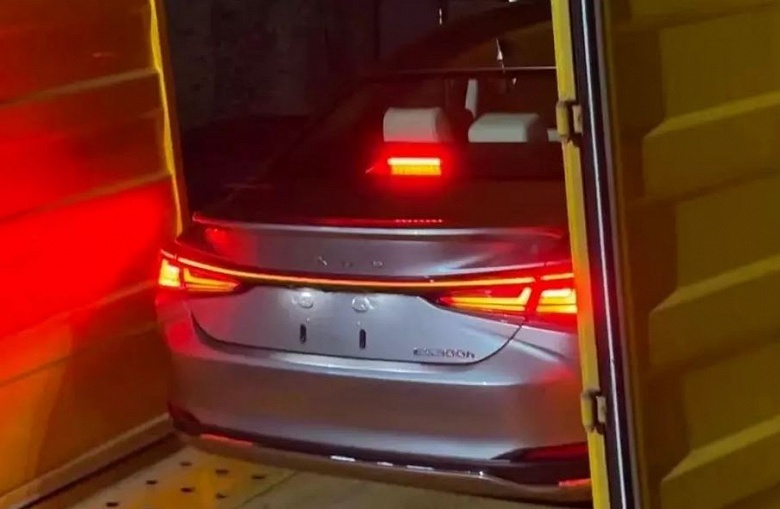 Новый Lexus ES 2025 рассекречен до премьеры: опубликованы живые фото машины - 2 Новый Lexus ES 2025 рассекречен до премьеры: опубликованы живые фото машины