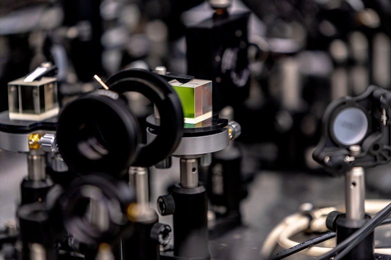 Прорыв в управлении спинами: исследователи из Сколтеха достигли оптического контроля управления спинами в &laquo;жидком свете&raquo;