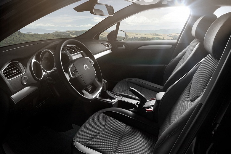 В продаже вновь появились Citroen C4 российской сборки: 6-ступенчатый &laquo;автомат&raquo; Aisin и 3 года гарантии за 2,55 млн рублей