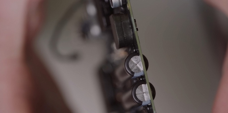 Новый Mac mini настолько маленький, что Apple пришлось &laquo;погружать&raquo; конденсаторы в печатную плату ради экономии нескольких миллиметров