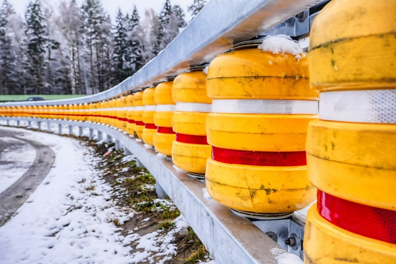 На российских дорогах появилось инновационное барьерное ограждение. Вращающиеся бочонки из пенополиуретана снижают энергию удара - 1 На российских дорогах появилось инновационное барьерное ограждение. Вращающиеся бочонки из пенополиуретана снижают энергию удара