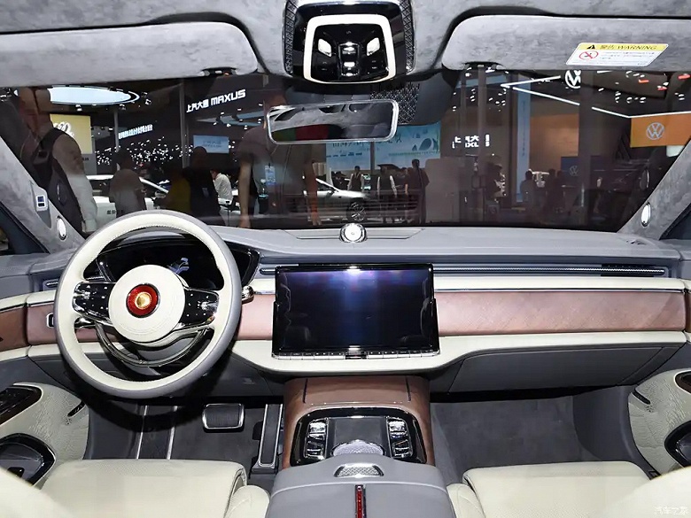 Замена Bentley и Mercedes-Maybach для России и Китая. Представлен люксовый седан Hongqi Guoya с 4,0-литровым мотором V8, 8-ступенчатым «автоматом» и полным приводом - 4 Замена Bentley и Mercedes-Maybach для России и Китая. Представлен люксовый седан Hongqi Guoya с 4,0-литровым мотором V8 и 8-ступенчатым «автоматом» и полным приводом