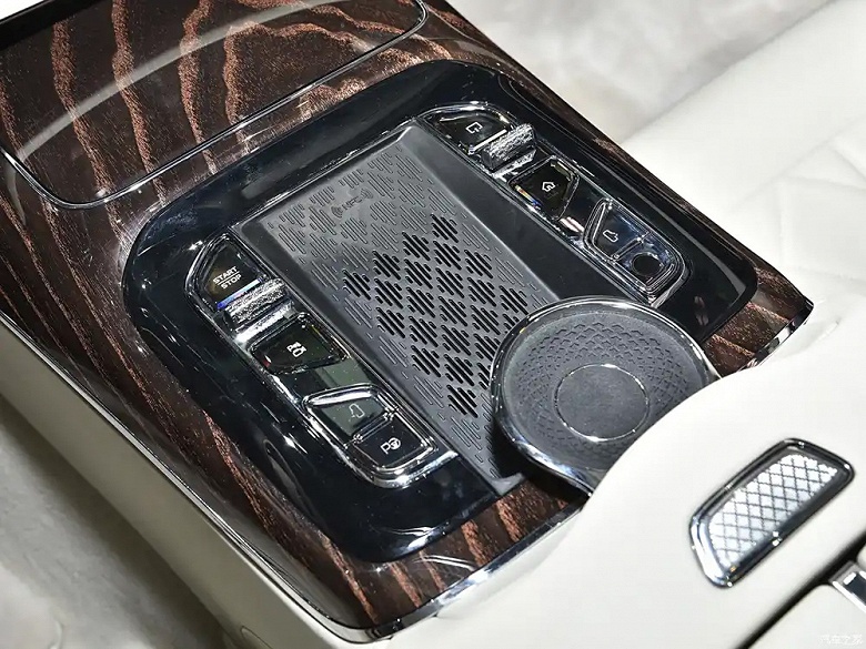 Замена Bentley и Mercedes-Maybach для России и Китая. Представлен люксовый седан Hongqi Guoya с 4,0-литровым мотором V8, 8-ступенчатым «автоматом» и полным приводом - 5 Замена Bentley и Mercedes-Maybach для России и Китая. Представлен люксовый седан Hongqi Guoya с 4,0-литровым мотором V8 и 8-ступенчатым «автоматом» и полным приводом