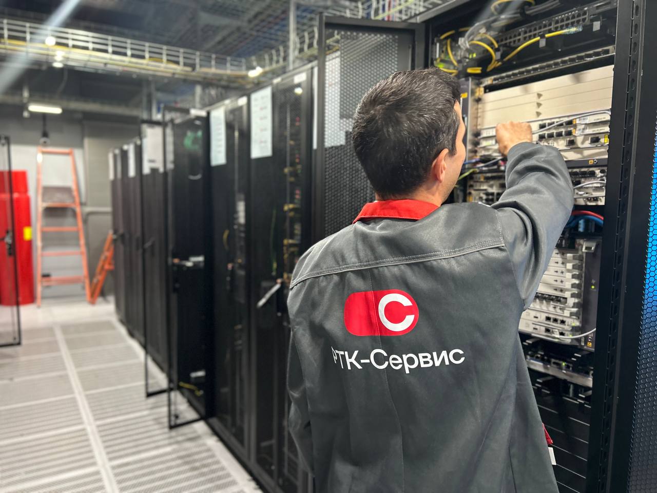 Телекоммуникационные стойки в лаборатории