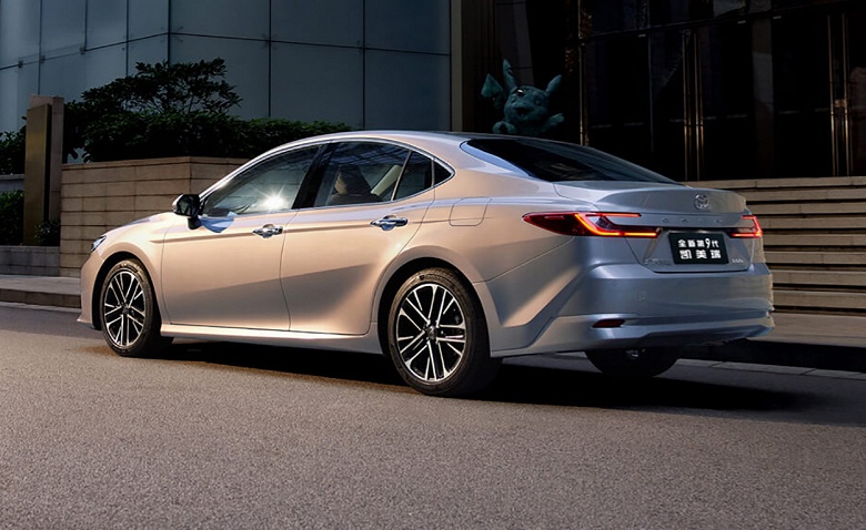 Новейшая Toyota Camry XV80 сильно подешевела в России: всего 3,25 млн рублей за новую машину - 2 Новейшая Toyota Camry XV80 сильно подешевела в России: всего 3,25 млн рублей за новую машину