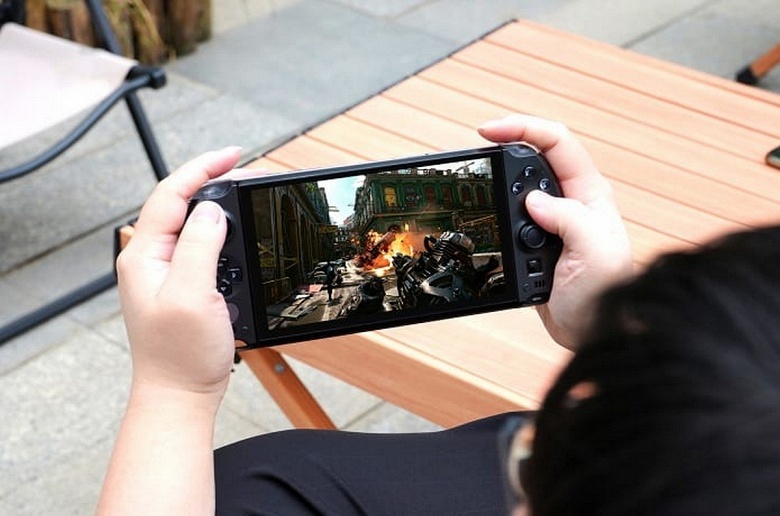 Микс PlayStation Portable и Steam Deck, только лучше: с AMD Ryzen AI 9 HX 370, 32 ГБ ОЗУ и 2 ТБ SSD. Представлен карманный игровой ПК Win 4 2025 - 2 Микс PlayStation Portable и Steam Deck, только лучше: с AMD Ryzen AI 9 HX 370, 32 ГБ ОЗУ и 2 ТБ SSD. Представлен карманный игровой ПК Win 4 2025