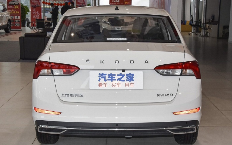 В России обнаружились в продаже новые Skoda Rapid: хорошая комплектация, 6-ступенчатый &laquo;автомат&raquo; и цена от 2,32 млн рублей