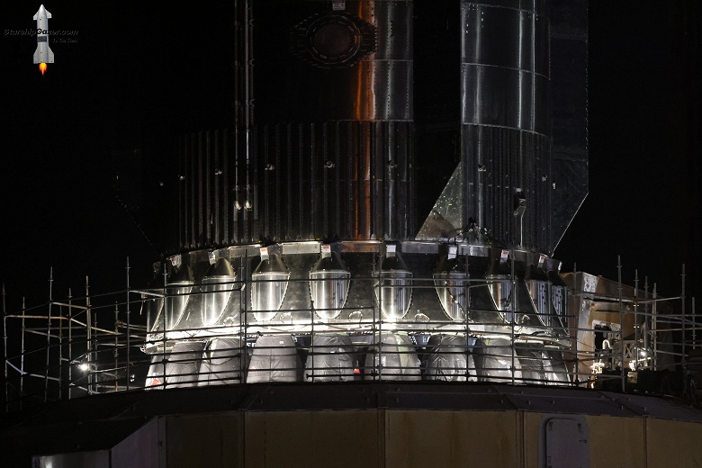 Starship снова в деле. Спустя всего 17 дней после шестого испытательного полета на стартовый стол вновь вывезли гигантский ускоритель Super Heavy B14