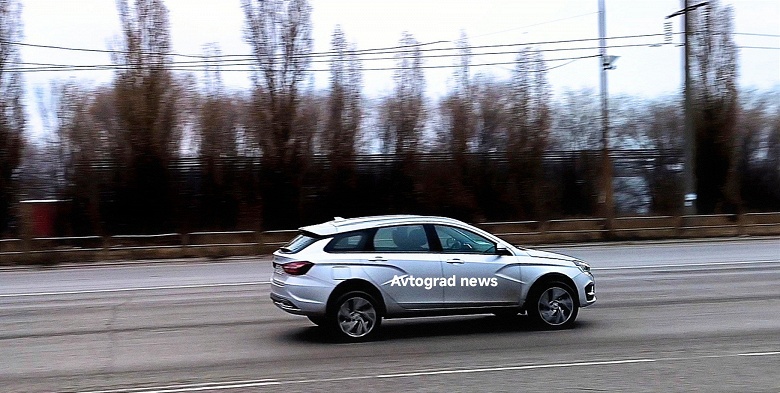 Так выглядит &laquo;мул&raquo; кроссовера на базе Lada Vesta. Машина уже на дорогах общего пользования
