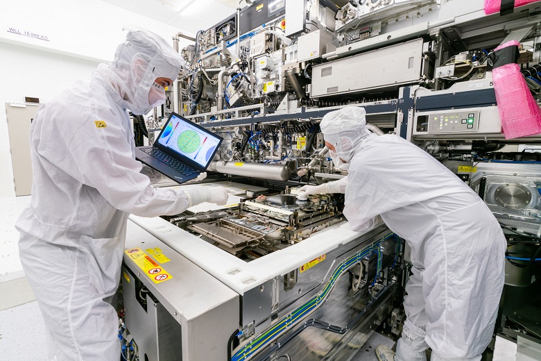 Российский инженер годами крал секретные документы ASML — крупнейшего в мире поставщика оборудования для производства чипов. Теперь россиянина судят - 1 Российский инженер годами крал секретные документы ASML — крупнейшего в мире поставщика оборудования для производства чипов. Теперь россиянина судят