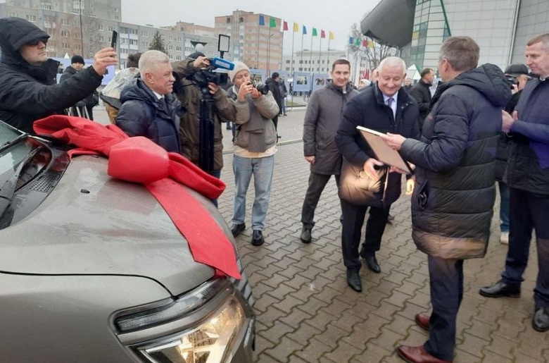 Первый серийный минивэн МАЗ на базе Mitsubishi Space Gear уже передали администрации Брестской области - 1 Первый серийный минивэн МАЗ на базе Mitsubishi Space Gear уже передали администрации Брестской области