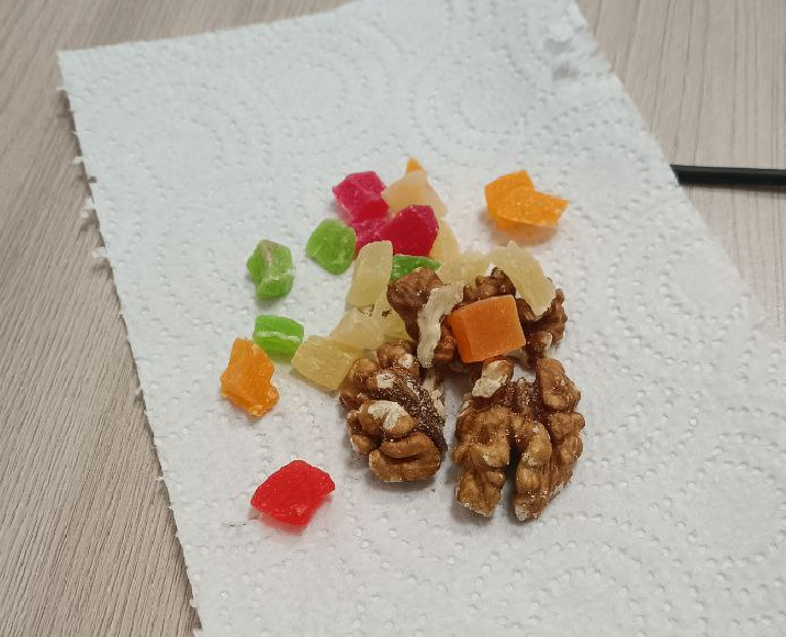 Съедено 2 таких горсти цукатов. Примерно 25 г. цукатов, примерно 21 г углеводов.