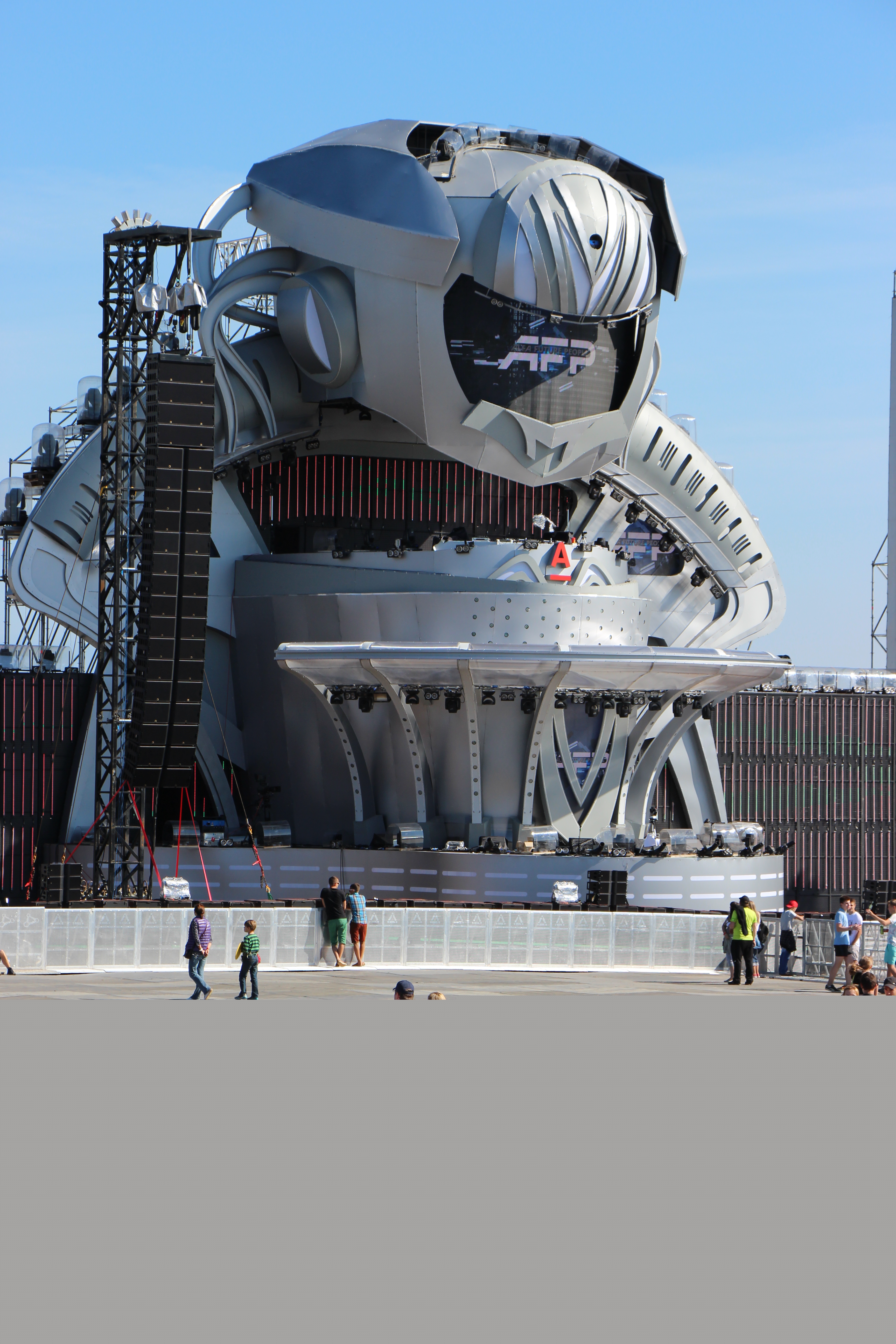 Вид на главную сцену и танцпол, первые гости. За ограждениями сцены на земле - батарея мощных низкочастотников