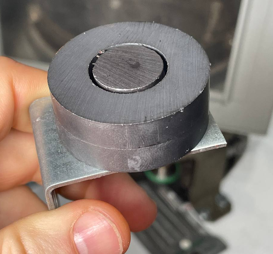 У кольца сверху север, у цилиндра - юг. и наоборот