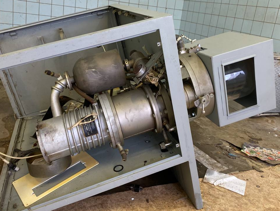 Вакуумная колонна ВУП-4, с паро-масляным насосом НВДМ-160 собственной персоной.