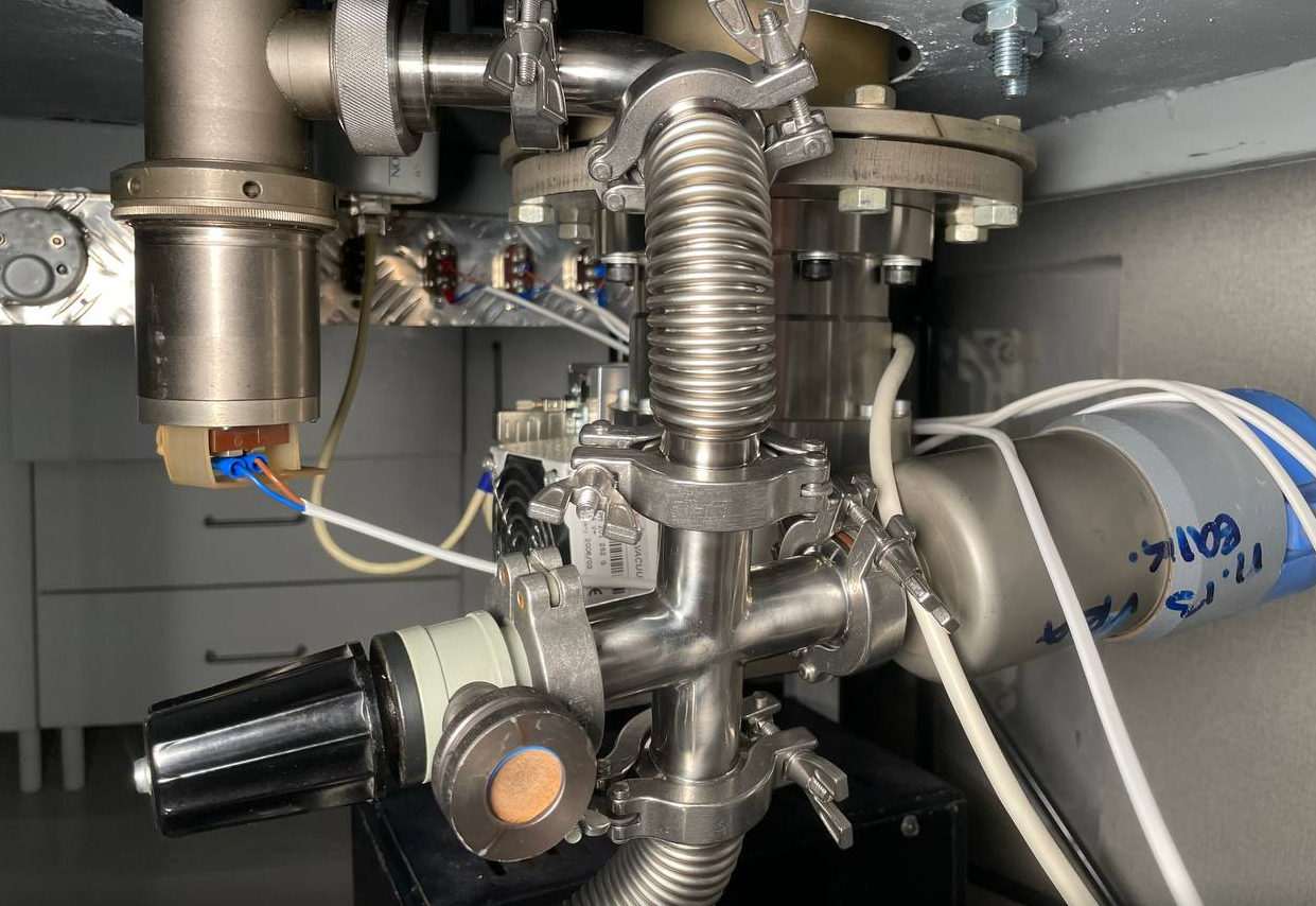 Турбо-клапан установлен под большим углом, фор подключен снизу, а слева - ручной натекатель. Открываем и заполняем атмосферой фор. линию для предотвращения эксцессов