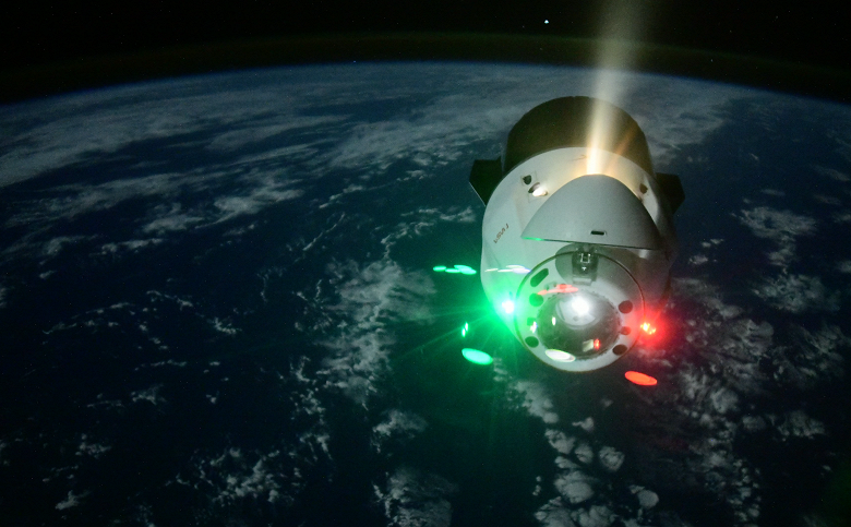 Российский космонавт заснял на видео: грузовик SpaceX Dragon отчалил от МКС после долгого ожидания