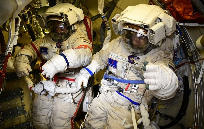 Россияне собираются в открытый космос: космонавты готовятся установить снаружи модуля &laquo;Звезда&raquo; рентгеновский спектрометр