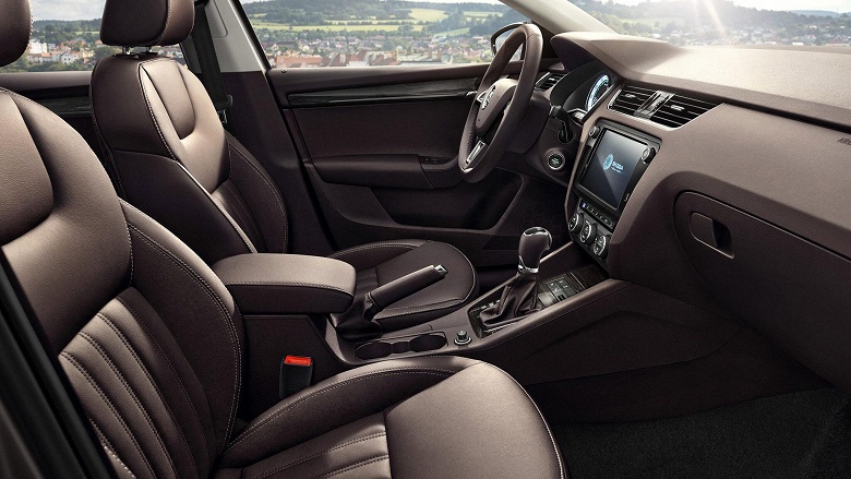 Раньше эти Skoda собирали в России. На российских маркетплейсах появились новые Skoda Octavia A7 &mdash; от 2,45 млн рублей за машину с классическим &laquo;автоматом&raquo;