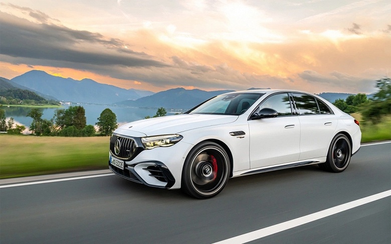 3,0 л, 585 л.с., полный привод 4MATIC+ и не менее полный &laquo;фарш&raquo;. Эту модель представили уже после ухода Mercedes из России: в Москве продают заряженный Mercedes-AMG E 53