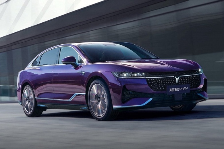 Гигантский экран на всю переднюю панель и запас хода более 1200 км. В России везут новую версию Voyah Passion - 2 Гигантский экран на всю переднюю панель и запас хода более 1200 км. В России везут новую версию Voyah Passion